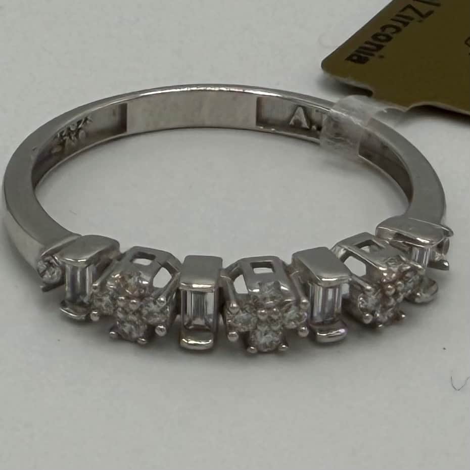انگشتر طلا 18 عیار سولیتر وزن 4.070 گرم اجرت ساخت 16 درصد کد GD01 000393