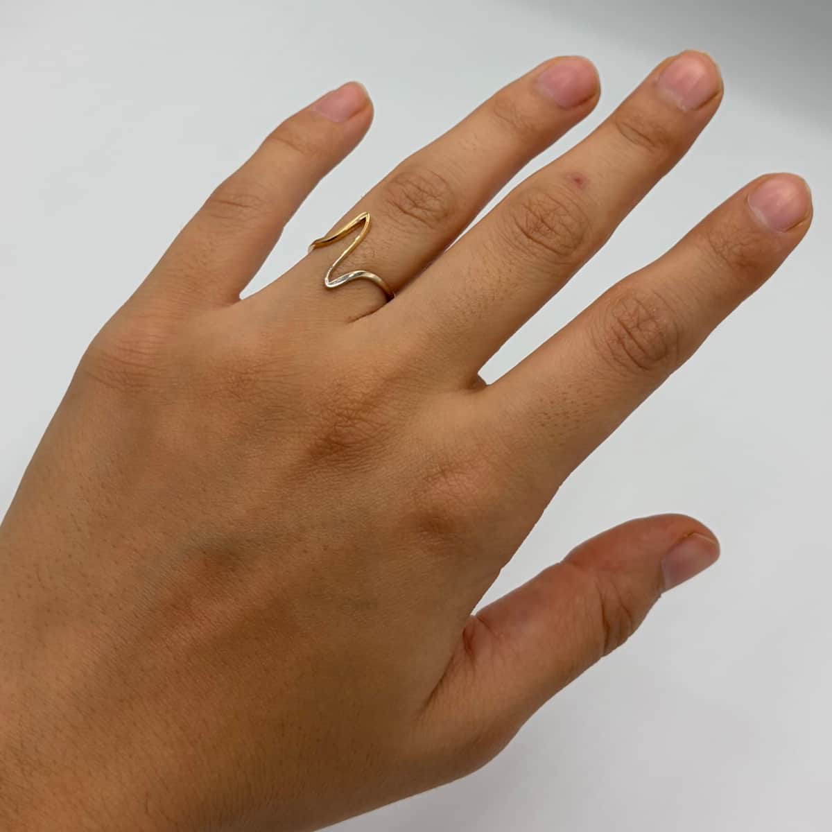 انگشتر طلا 18 عیار پیچ دورنگ وزن 0.860 گرم اجرت ساخت 11 درصد کد GD01 000327 - تصویر 2