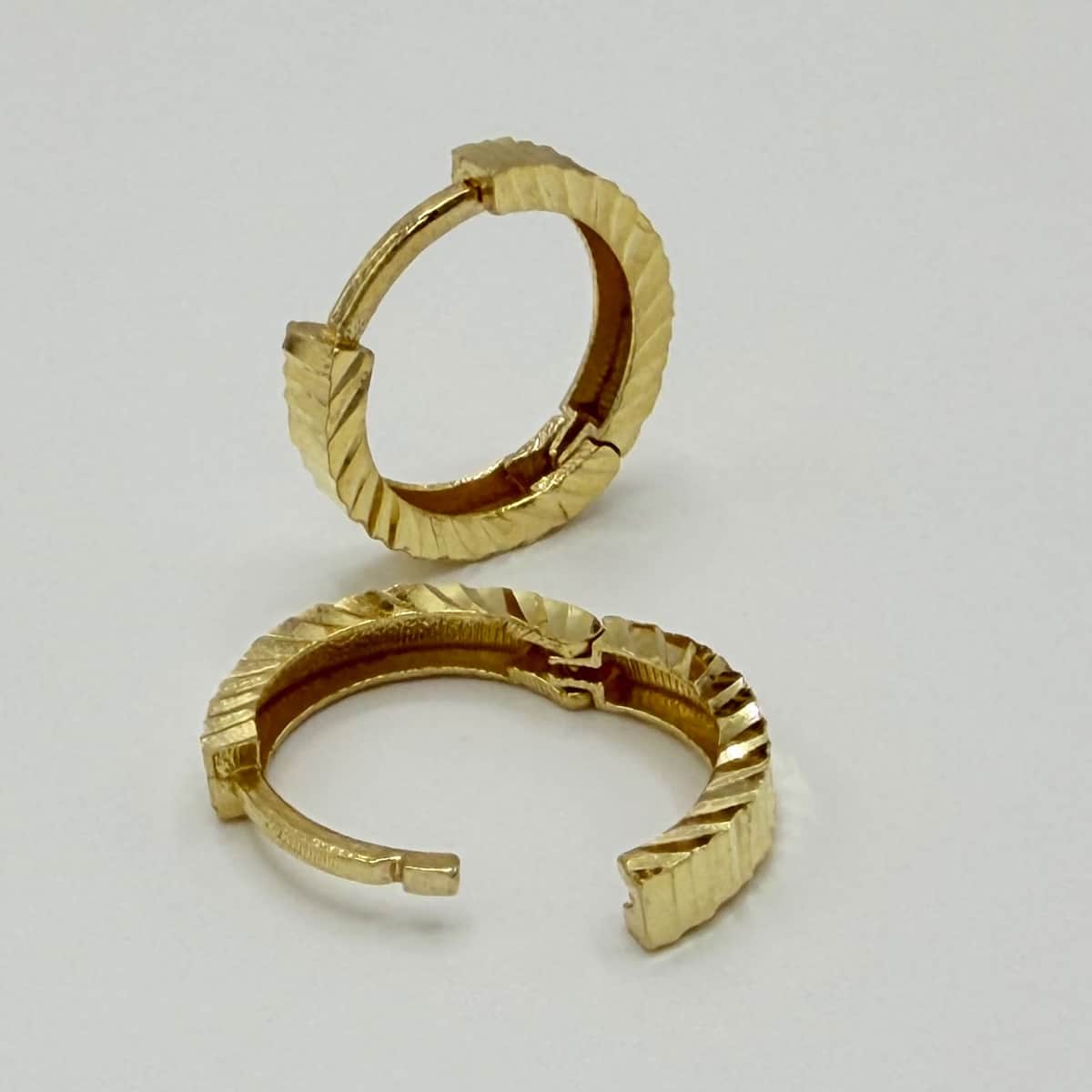 گوشواره طلا 18 عیار حلقه ای تراش وزن 1.100 گرم اجرت ساخت 11 درصد کد GD01 000362 - تصویر 2