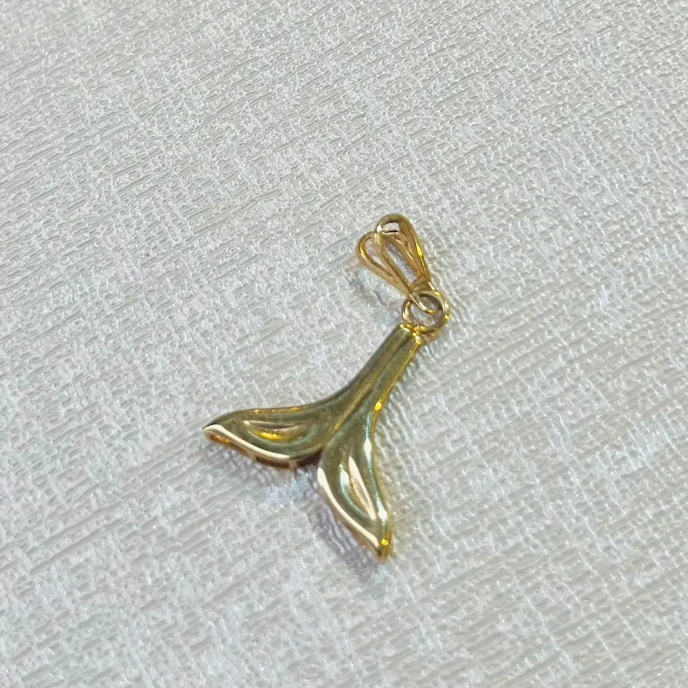 آویز طلا 18 عیار دم وال وزن 0.690 گرم اجرت ساخت ۱۱ درصد کد GD01 000103