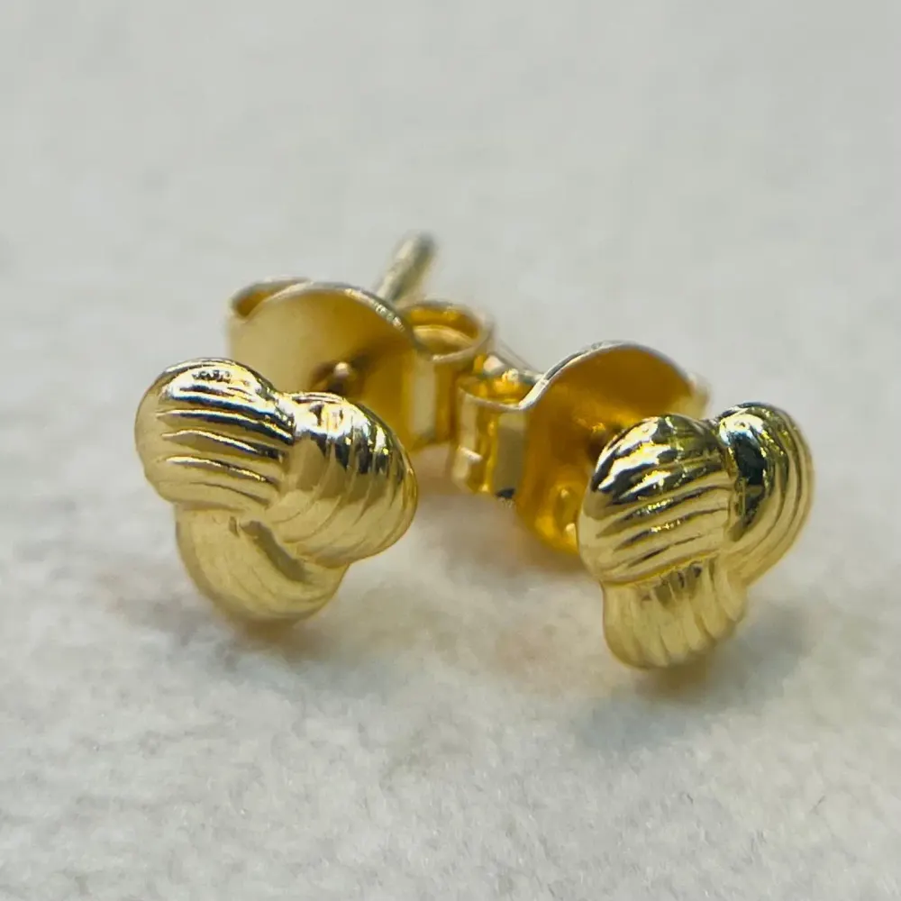 گوشواره طلا 18 عیار میخی حصیری وزن ۰.۸00 گرم اجرت ساخت ۱۴ درصد کد GD01 000244 - تصویر 3