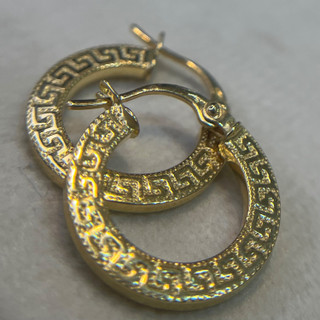 گوشواره طلا 18 عیار حلقه ای ورساچه (مسطح) وزن ۰.۹۶0 گرم اجرت ساخت ۱۴ درصد کد GD01 000138
