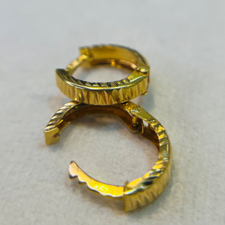 گوشواره طلا 18 عیار حلقه ای ریز تراشدار وزن ۰.۹00 گرم اجرت ساخت ۷ درصد کدGD01 000143