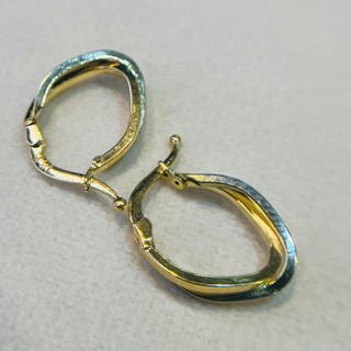 گوشواره طلا 18 عیار لوزی دورنگ (حلقه ضربدری) وزن ۰.۸۸0 گرم اجرت ساخت ۱۲ درصد کد GD01 000211