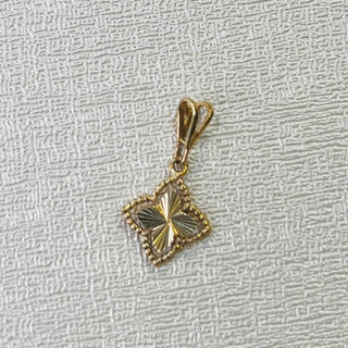 آویز طلا ۱۸ عیار گردنی گل ۴بر تراش وزن ۰٫۵۷۰ گرم اجرت ساخت ۱۰ درصد کد GD01 000236