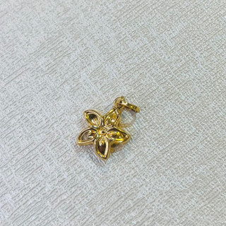 آویز طلا 18 عیار گل وزن 0.700 گرم اجرت ساخت ۶.۵ درصد کد GD01 000165