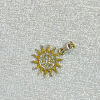 آویز طلا 18 عیار خورشید وزن 1.110 گرم اجرت ساخت ۱۰ درصد کد GD01 000104